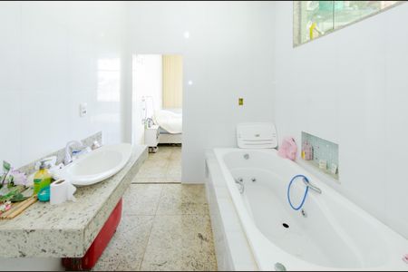 Casa à venda com 360m², 4 quartos e 4 vagas Casa à venda com 360m², 4 quartos e 4 vagasBanheiro suíte 2