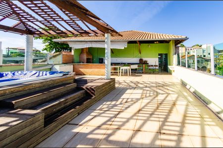 Casa à venda com 360m², 4 quartos e 4 vagas Casa à venda com 360m², 4 quartos e 4 vagasÁrea externa