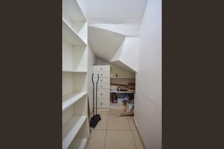 Casa de condomínio para alugar com 200m², 4 quartos e 2 vagasArmário do Hall de Entrada