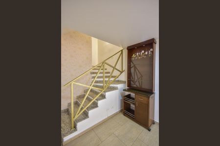 Casa de condomínio para alugar com 200m², 4 quartos e 2 vagasEscada