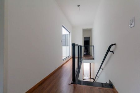 Casa à venda com 130m², 3 quartos e 2 vagas Casa à venda com 130m², 3 quartos e 2 vagasEscada