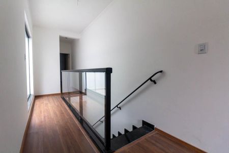 Casa à venda com 130m², 3 quartos e 2 vagas Casa à venda com 130m², 3 quartos e 2 vagasEscada