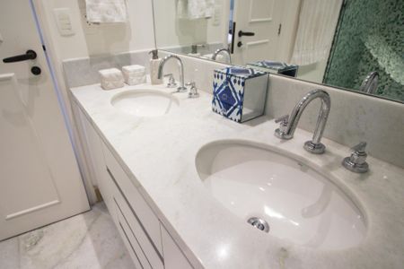 Apartamento à venda com 167m², 4 quartos e 3 vagasBanheiro da Suíte 1 