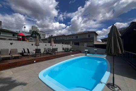 Casa de condomínio à venda com 79m², 2 quartos e 1 vagaPiscina