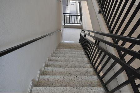 Escada de apartamento para alugar com 2 quartos, 45m² em Vila Constança, São Paulo