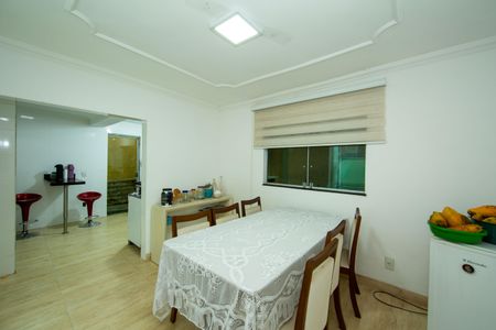 Casa à venda com 140m², 3 quartos e 5 vagasSala