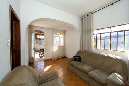 Sala de casa à venda com 3 quartos, 140m² em Califórnia, Belo Horizonte