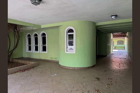 Casa à venda com 272m², 4 quartos e 5 vagas Casa à venda com 272m², 4 quartos e 5 vagasCorredor