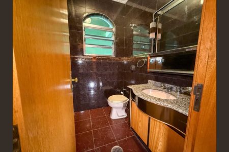 Casa à venda com 272m², 4 quartos e 5 vagas Casa à venda com 272m², 4 quartos e 5 vagasBanheiro