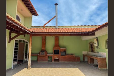 Casa à venda com 272m², 4 quartos e 5 vagas Casa à venda com 272m², 4 quartos e 5 vagasQuintal