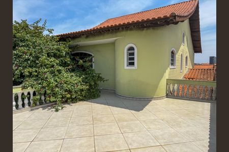 Casa à venda com 272m², 4 quartos e 5 vagas Casa à venda com 272m², 4 quartos e 5 vagasVaranda