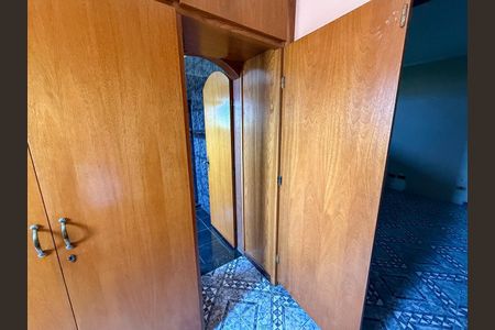 Casa à venda com 272m², 4 quartos e 5 vagas Casa à venda com 272m², 4 quartos e 5 vagasCorredor