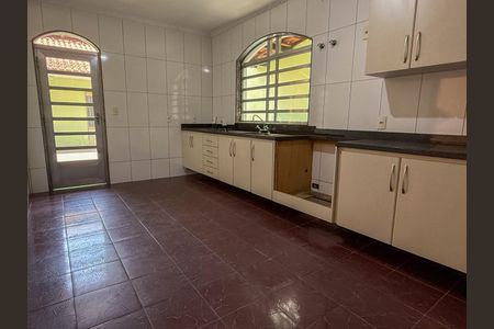 Casa à venda com 272m², 4 quartos e 5 vagas Casa à venda com 272m², 4 quartos e 5 vagasCozinha