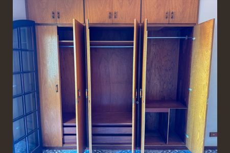 Casa à venda com 272m², 4 quartos e 5 vagas Casa à venda com 272m², 4 quartos e 5 vagasQuarto