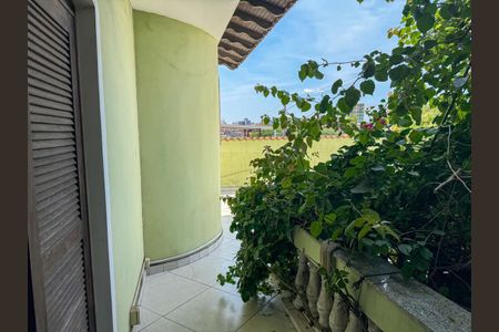 Casa à venda com 272m², 4 quartos e 5 vagas Casa à venda com 272m², 4 quartos e 5 vagasVista
