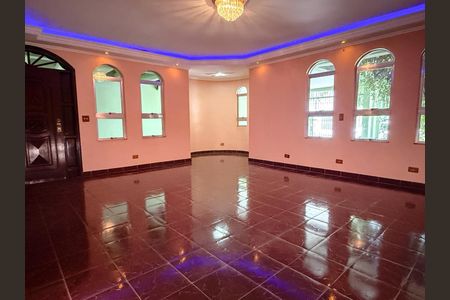 Casa à venda com 272m², 4 quartos e 5 vagas Casa à venda com 272m², 4 quartos e 5 vagasSala