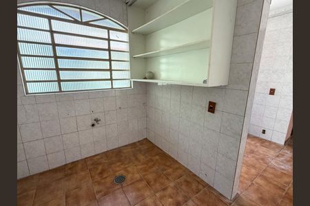 Casa à venda com 272m², 4 quartos e 5 vagas Casa à venda com 272m², 4 quartos e 5 vagasLavanderia