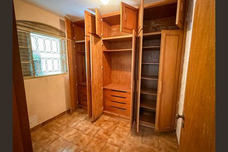 Casa à venda com 272m², 4 quartos e 5 vagas Casa à venda com 272m², 4 quartos e 5 vagasQuarto