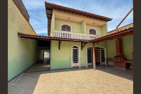 Casa à venda com 272m², 4 quartos e 5 vagas Casa à venda com 272m², 4 quartos e 5 vagasQuintal