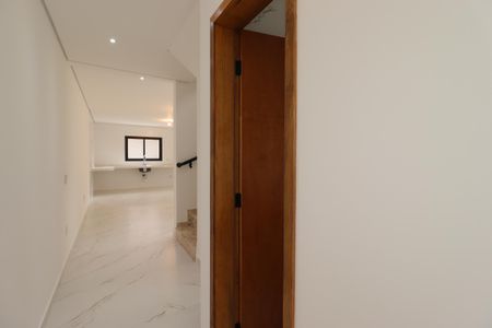 Casa à venda com 200m², 4 quartos e 4 vagasCorredor piso inferior