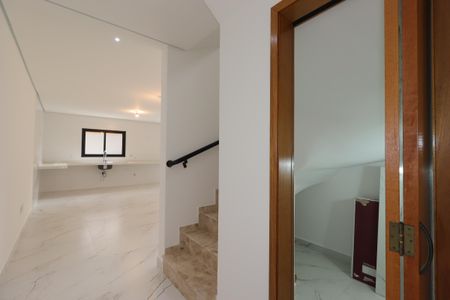 Casa à venda com 200m², 4 quartos e 4 vagasCorredor piso inferior