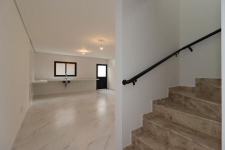 Casa à venda com 200m², 4 quartos e 4 vagasCorredor piso inferior