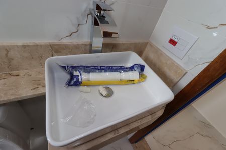 Casa à venda com 200m², 4 quartos e 4 vagasBanheiro da Suíte 1 - Pia