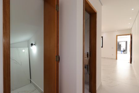 Casa à venda com 200m², 4 quartos e 4 vagasCorredor piso inferior