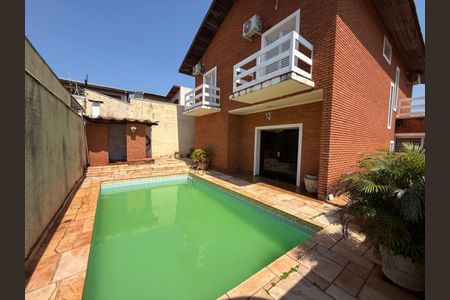 Casa para alugar com 250m², 5 quartos e 6 vagasQuintal - Piscina