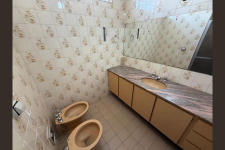 Casa para alugar com 250m², 5 quartos e 6 vagasBanheiro da Suíte 01