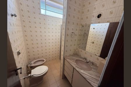 Casa para alugar com 250m², 5 quartos e 6 vagasBanheiro da Suíte 02