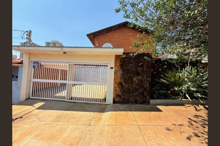 Casa para alugar com 250m², 5 quartos e 6 vagasFachada