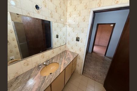 Casa para alugar com 250m², 5 quartos e 6 vagasBanheiro da Suíte 01