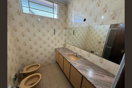 Casa para alugar com 250m², 5 quartos e 6 vagasBanheiro da Suíte 01