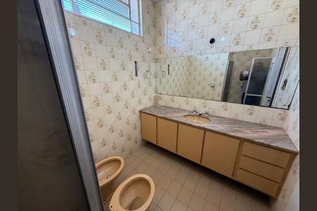 Casa para alugar com 250m², 5 quartos e 6 vagasBanheiro da Suíte 01