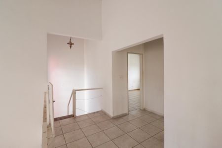 Casa à venda com 350m², 4 quartos e 3 vagas Casa à venda com 350m², 4 quartos e 3 vagasEscada