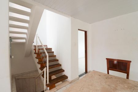 Casa à venda com 350m², 4 quartos e 3 vagas Casa à venda com 350m², 4 quartos e 3 vagasEscada