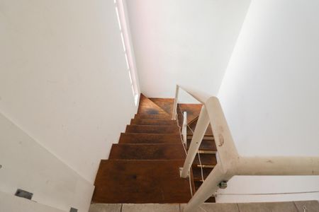 Casa à venda com 350m², 4 quartos e 3 vagas Casa à venda com 350m², 4 quartos e 3 vagasEscada