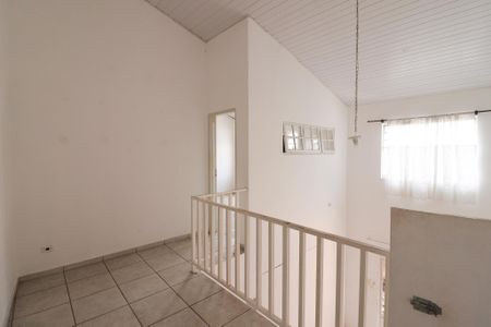 Casa à venda com 350m², 4 quartos e 3 vagas Casa à venda com 350m², 4 quartos e 3 vagasEscada