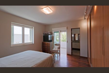 Casa de condomínio à venda com 320m², 5 quartos e 4 vagasSuíte