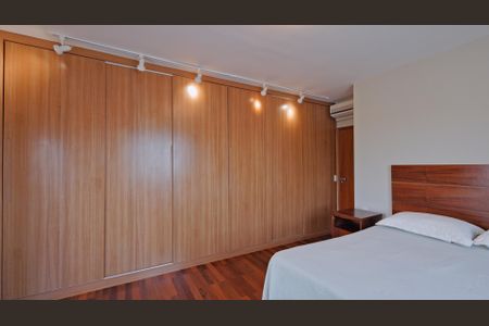 Casa de condomínio à venda com 320m², 5 quartos e 4 vagasSuíte