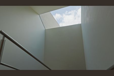 Casa de condomínio à venda com 320m², 5 quartos e 4 vagasEscada para os quartos