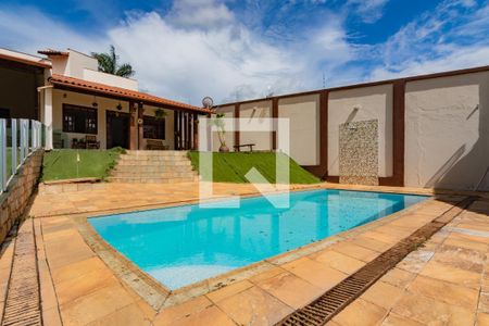 Casa à venda com 348m², 4 quartos e 8 vagasPiscina