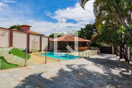 Casa à venda com 348m², 4 quartos e 8 vagasPiscina