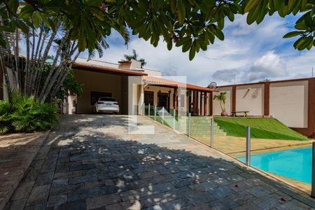 Casa à venda com 348m², 4 quartos e 8 vagasPiscina