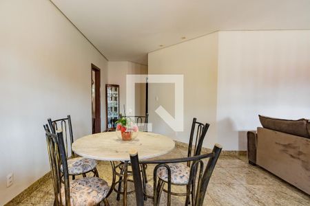 Casa à venda com 348m², 4 quartos e 8 vagasSala