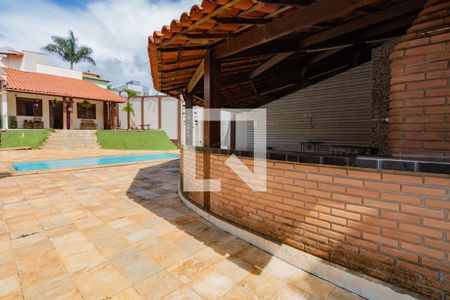 Casa à venda com 348m², 4 quartos e 8 vagasPiscina