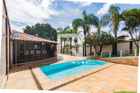 Casa à venda com 348m², 4 quartos e 8 vagasPiscina
