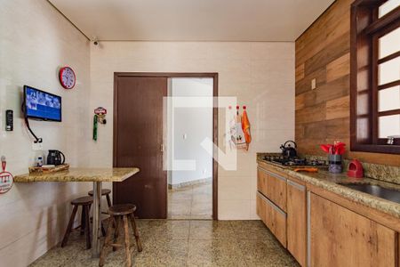 Casa à venda com 348m², 4 quartos e 8 vagasCozinha