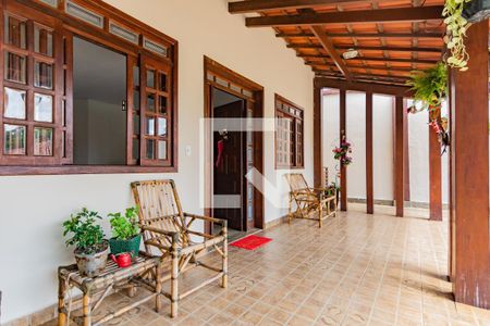 Casa à venda com 348m², 4 quartos e 8 vagasVaranda